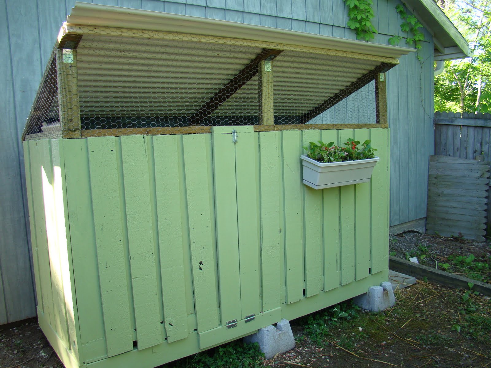 Cool Coops! - Pallet Coop | Community Chickens
