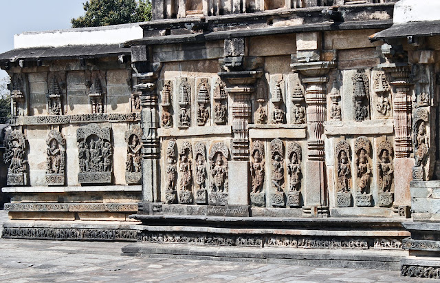 Sculptures on the walls of Andal (Ranganayaki) temple, belur