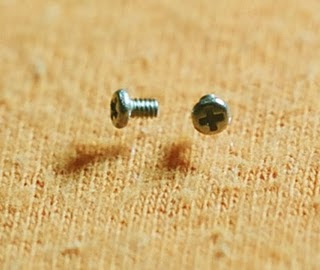 Floating Screws Illusion - Screw Optical Illusion