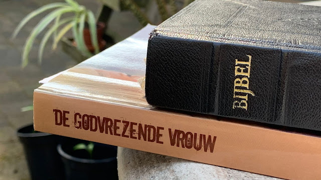 Afbeelding boe en bijbel bij de inleiding van mijn review van het boek 'De Godvrezende Vrouw' door Martha Peace