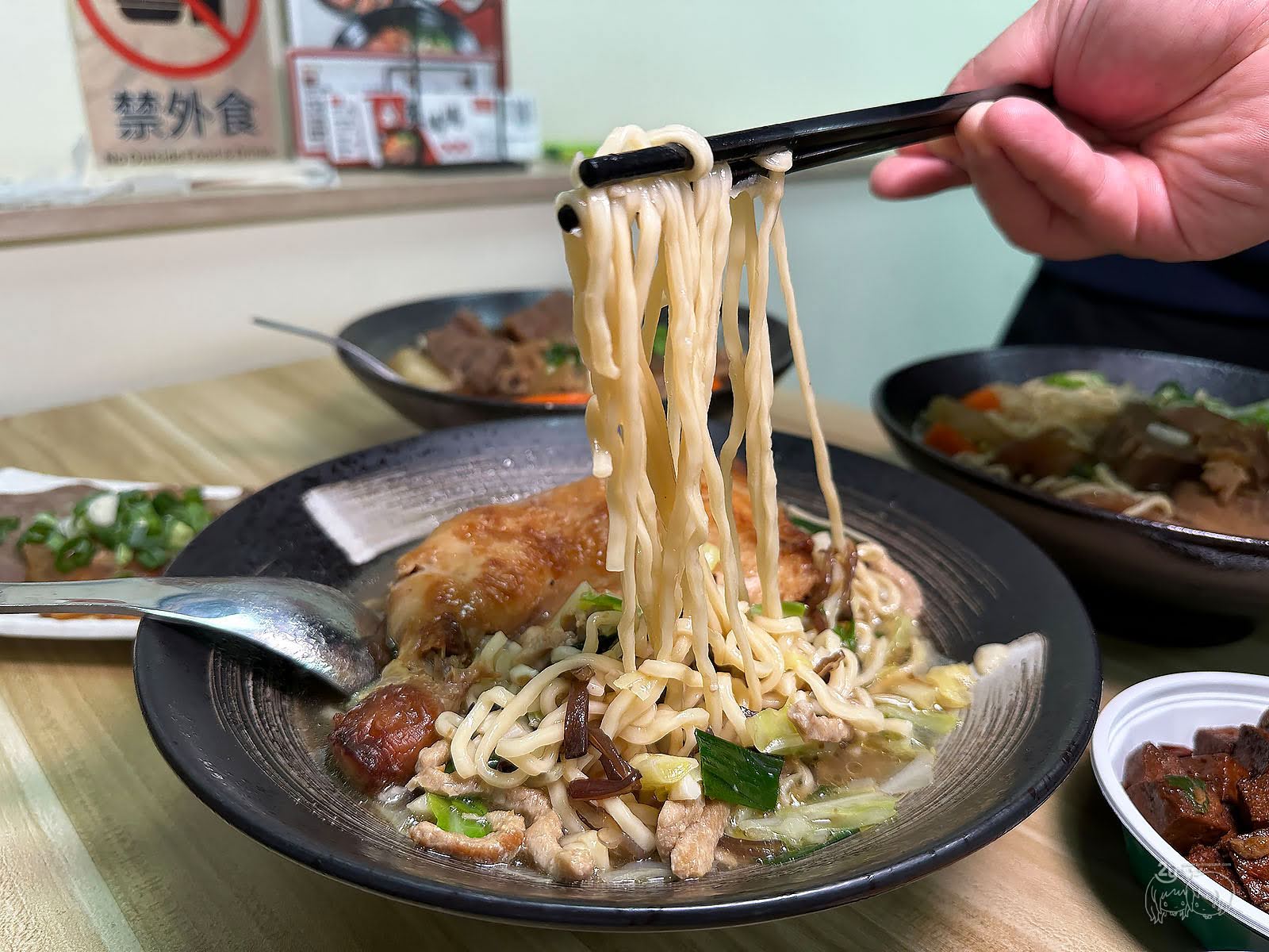 台南美食｜安平區 玉芳張媽媽麵食館｜人氣紅燒牛肉麵與來自二空涼麵的老味道｜台南眷村家鄉味｜安平運河旁的美食