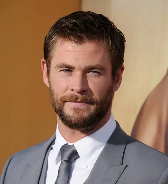 Chris Hemsworth é um ator australiano famoso por seus papéis icônicos como Thor nas séries de filmes da Marvel. Ele é conhecido por seu charme e sua beleza de Hollywood, tanto que foi eleito como o homem mais sexy do mundo pelo People Magazine em 2014.