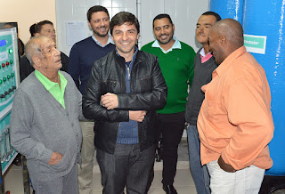  Secretários Raphael Teixeira e Julio Cesar Ambrosio com Virgílio Delgado, responsável técnico da Renal, e pacientes em visita ao Centro Municipal de Diálise