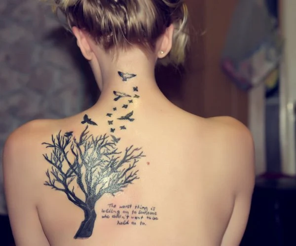 Este árbol tatuado se acompaña de un poema y de palomas
