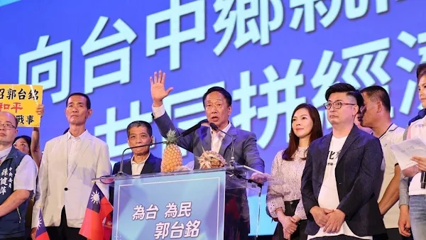 ▲爭取國民黨總統提名的鴻海創辦人郭台銘11日在台中舉辦造勢晚會，彰化縣議長謝典林、南投縣議長何勝豐都到場力挺，大家一起高舉雙手喊出：「台灣要改變！」。（記者林明佑翻攝）