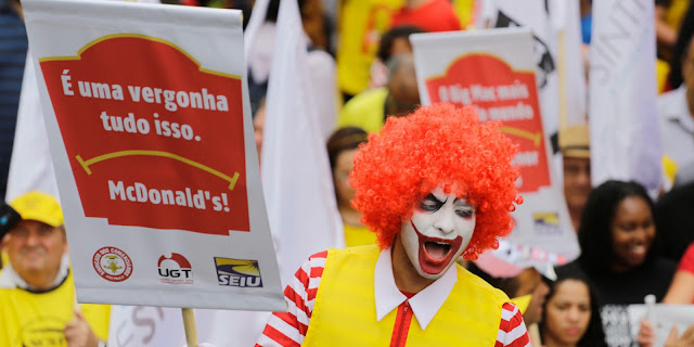 O Ministério Público do Trabalho (MPT) informou que o McDonald's, que tem a empresa Arcos Dourados como operadora da franquia no Brasil, descumpriu o acordo judicial de regularização da jornada de trabalho de seus empregados. O MPT definiu uma multa de R$103 milhões para a empresa.

A Arcos Dourados tem até o dia 10 de fevereiro de 2017 para responder ao relatório do MPT. O Sindicato dos Empregados em Hospedagem e Gastronomia de São Paulo e Região (Sinthoresp) e a Confederação dos Trabalhadores em Turismo e Hospitalidade (Contratuh), assistentes na ação judicial, também têm o mesmo para prazo se manifestarem sobre o relatório. Após essas respostas, o MPT dará sequência na execução da multa pelo descumprimento do acordo, que foi assinado em março de 2013 após ação civil pública iniciada em Pernambuco, em 2012.