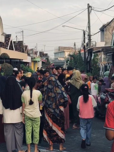 Tradisi Udik-Udik Warnai Lebaran Ketupat di Desa Suci Gresik, Warga Antusias Rebut Uang Koin Penuh Makna