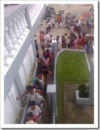 Vcitims of the Great Flood lining up to get theri relief goods.