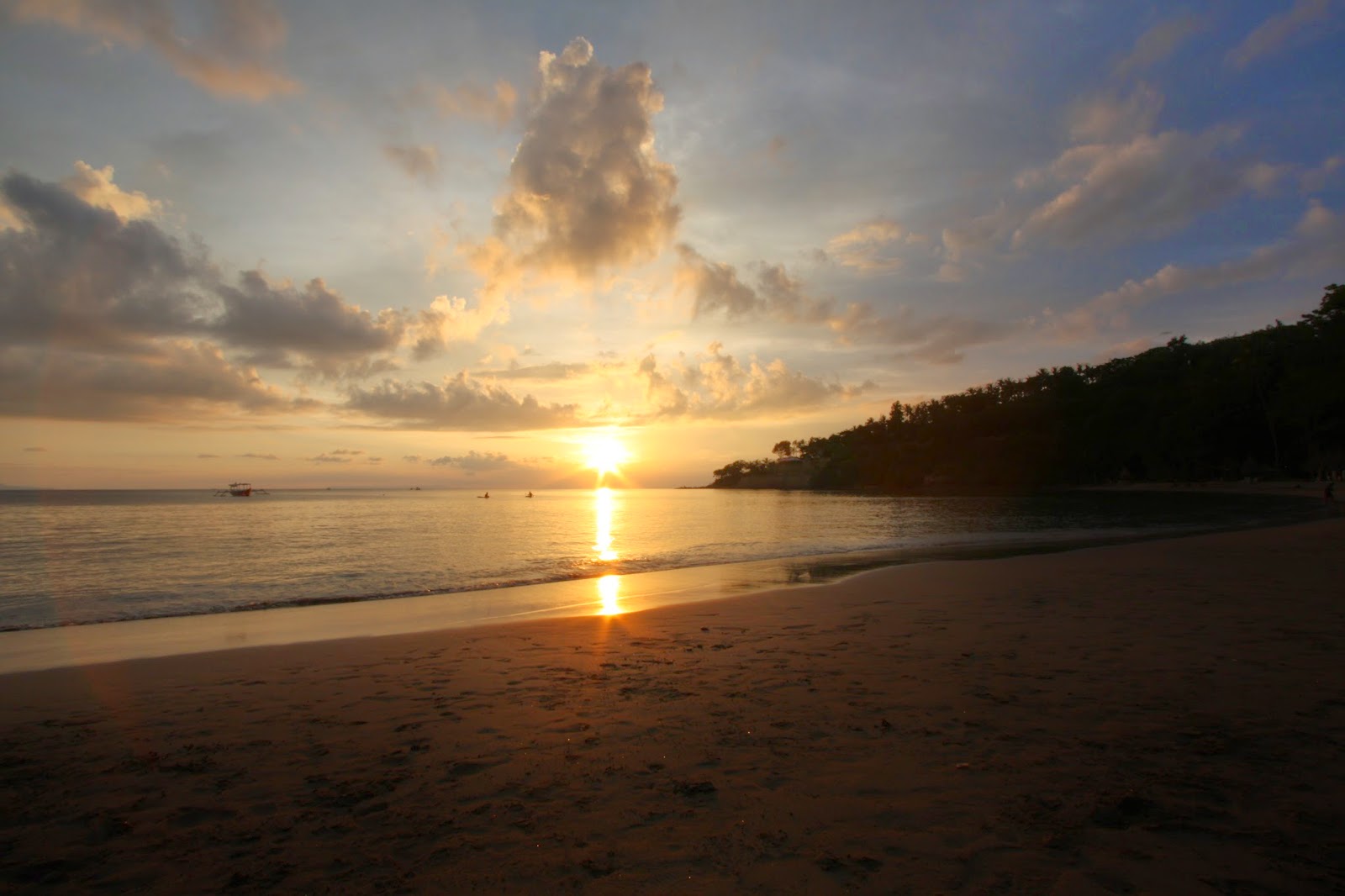 Carl Fakaruddin Menikmati Senja Di Pantai Senggigi Lombok