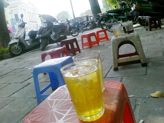 Cafe trà đá vỉa hè bờ sông Cái Nha Trang, gần cầu Hà Ra