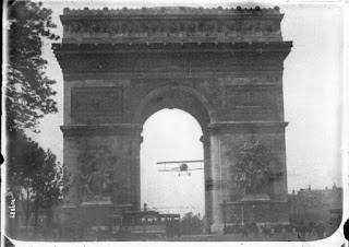 Charles Godefroy volando su Nieuport 11 a través del Arco de Triunfo en París el 7 de agosto de 1919.