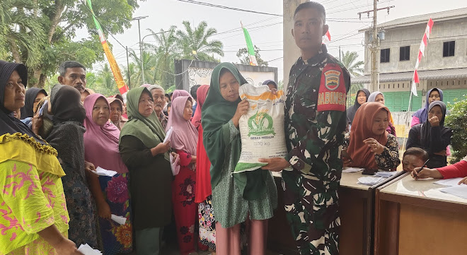 Dukung program Pemerintah, Babinsa Koramil 06/MB memdampingin pembagian Bantuan beras di Kecamatan Marbau