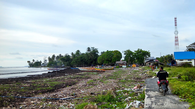 Sampah di pinggir pantai kota Sarmi