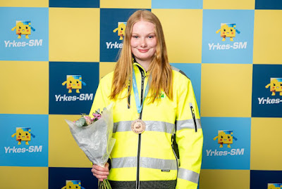 Medaljör med medalj runt halsen