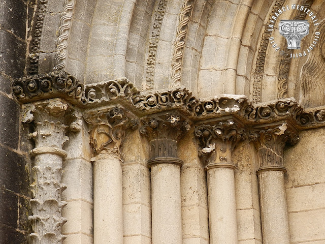 TIL-CHATEL (21) - Eglise romane Saint-Florent (Extérieur) : le portail de la façade