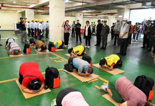 ▲彰化縣在演習警報後，立即依軍警單位的指示進行「警報傳遞與發放、防空疏散避難、人車管制、戰災搶救及戰時災民收容救濟站開設」的演練，加深了全民「居安思危」的危機意識。（記者林明佑翻攝）