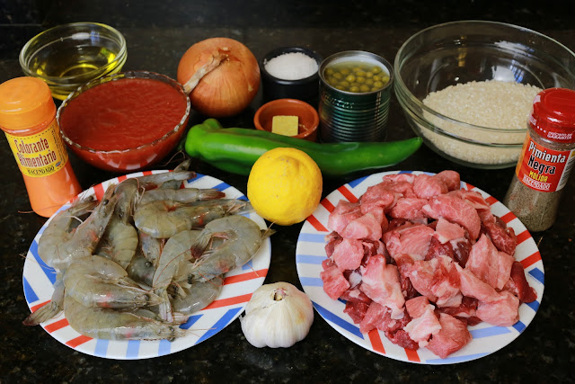 Ingredientes para arroz con carne y langostinos