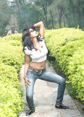 Actress Saira Bhanu Hot Navel Show in Saree Photos