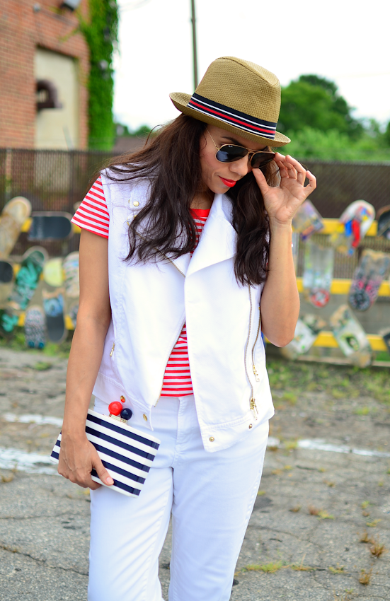 Outfit with white biker jacket 