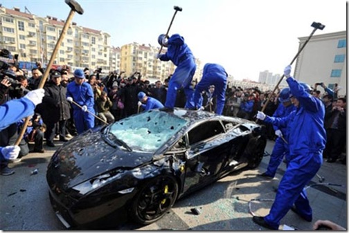 Chineses destroem Lamborghini Gallardo em protesto