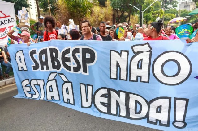 Ato contra privatização da Sabesp em frente à Câmara Municipal de São Paulo