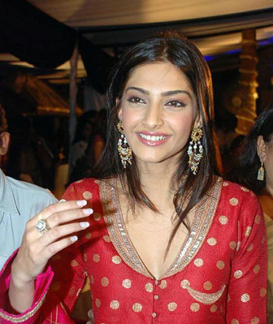 Sonam Kapoor Hot Wallpapers In Saree. Sonam Kapoor