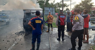 Aksi Heroik Polisi Bantu Padamkan Mobil Terbakar di Demak