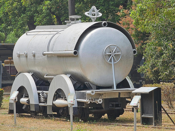 高雄橋頭糖廠鐵園迷城九重葛盛開繽紛，火車鐵材製成機器人好有趣