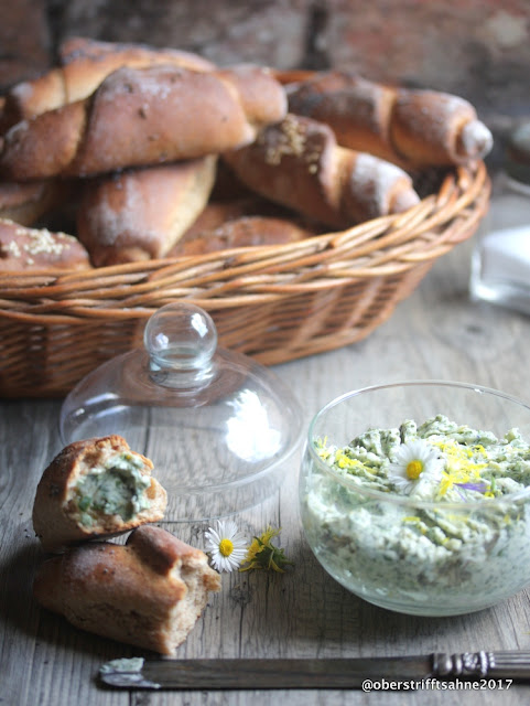 Dinkel Kornspitz mit Wildkräuterbutter