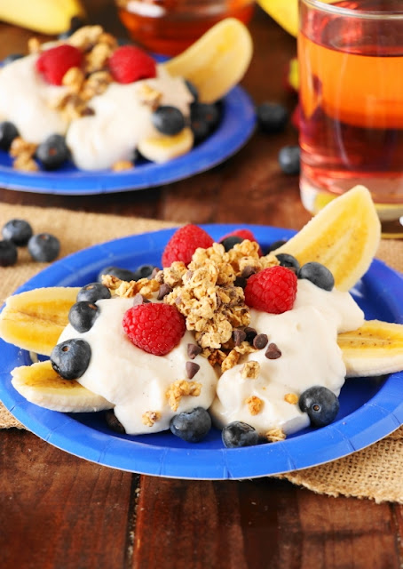 Breakfast Banana Splits are such a fun and tasty breakfast treat.  Easy to make, too.