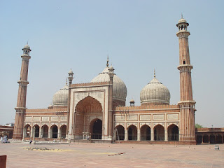 Place to visit in Delhi. Connaught place, Red fort, Qutab minar, Holiday Package