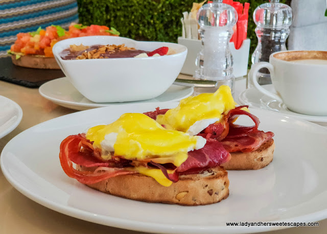 sophies cafe dubai eggs benedict