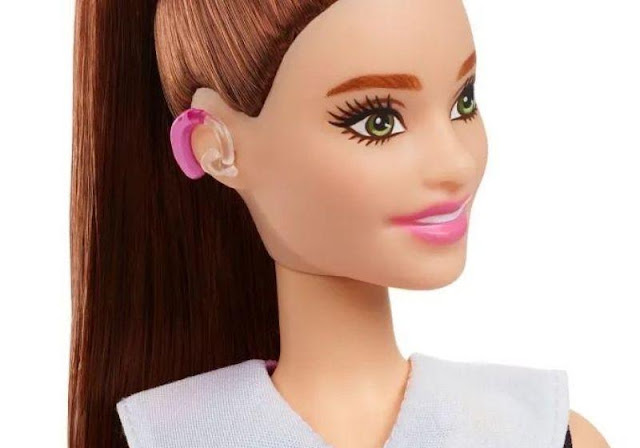 Barbie lança sua 1ª boneca com aparelho auditivo