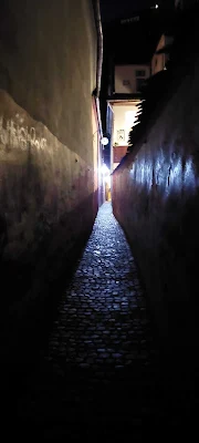 strada Sforii, BBrasov, nocturna, lumina albastruie