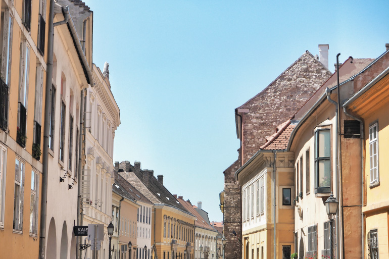 Rue colorée de Buda dans la ville de Budapest