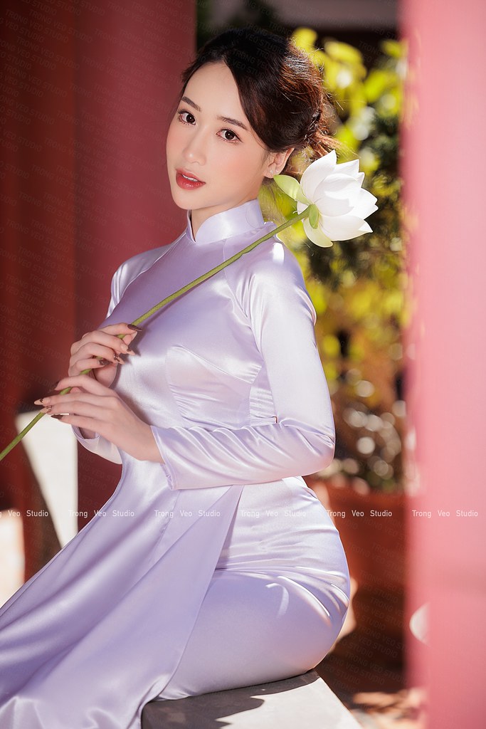 Ngắm bộ ảnh gái xinh Uyen Nguyen mặc áo dài xinh xắn làm xao xuyến triệu trái tim,