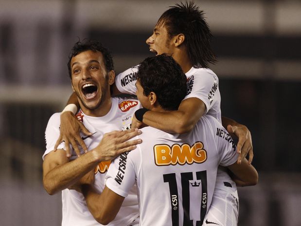 Santos vence Vélez e enfrenta Corinthians na semi-final