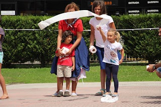 Campeonato de lanzamiento de chapela y papel higiénico infantil en las fiestas de Retuerto