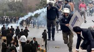 Clashes outside the Lahore High Court (LHC) resulted in the arrest of several lawyers and injuries to three police officers.
