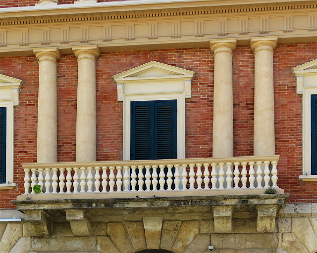 Balcone con paraste doriche, Palazzo Gragnani, Piazza Cavour, Livorno