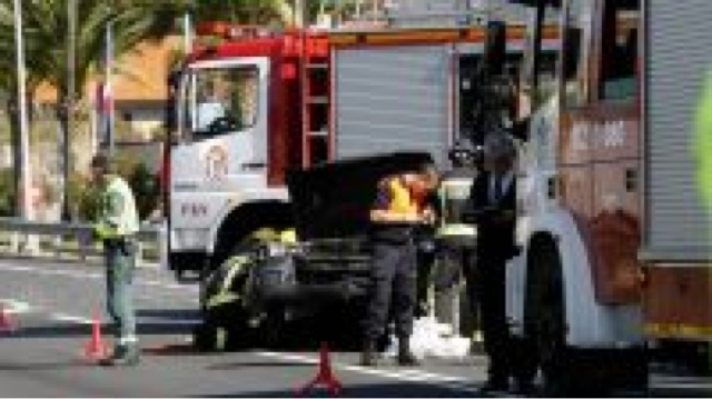 Dos muertos al colisionar un coche y un camión en Barro