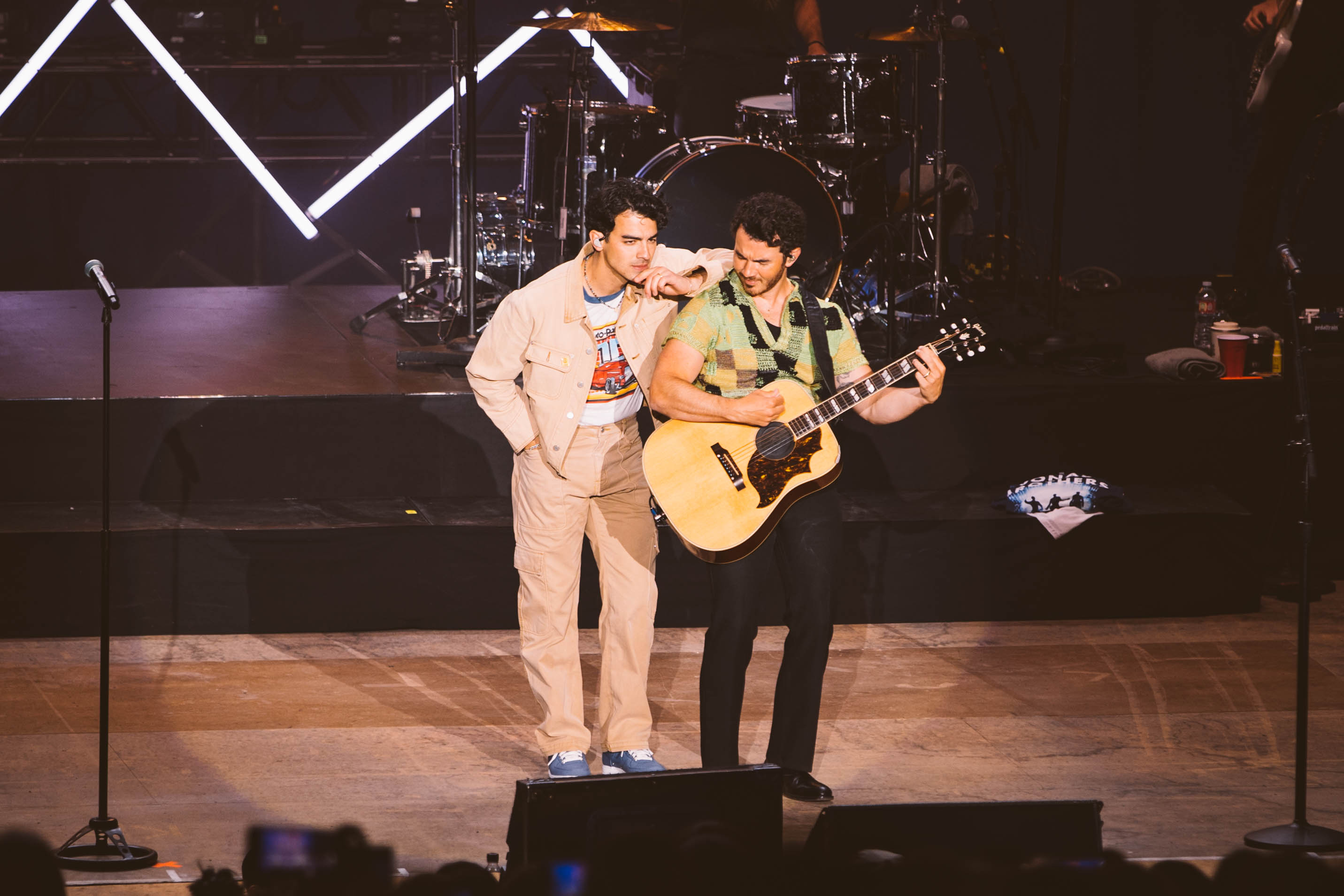 Joe & Kevin Jonas @ the Shoreline Amphitheater (Photo: Matt Pang)