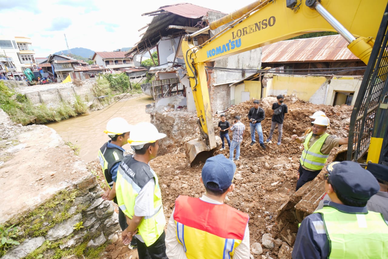 Pembangunan Jembatan Sungai Malango di Torut Sedang Tahap Penggalian Bahan Pondasi