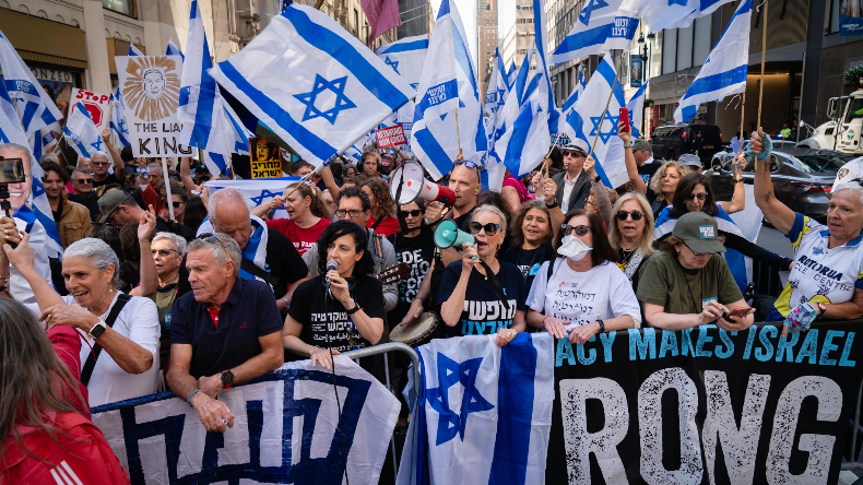 Ativistas antirreforma protestam contra o Primeiro-Ministro Benjamin Netanyahu enquanto ele se reunia com o Presidente dos EUA, Joe Biden, na cidade de Nova York, em 20 de setembro de 2023 | Luke Tress/Times of Israel