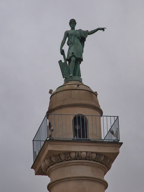 jiemve, sommet d'une des colonnes de la place des quinconces à Bordeaux