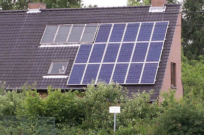Panel surya di atap rumah