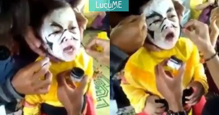 Bocah Ini Teriak Jadi Setan Saat Dimake Up Untuk Pentas 