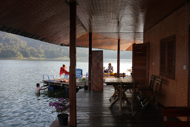 Mae Ngat dam, houseboats