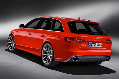 2013 Audi RS4 Avant Rear Angle