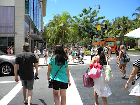 Waikiki shoppers copyright 2017 All Hawaii News all rights reserved